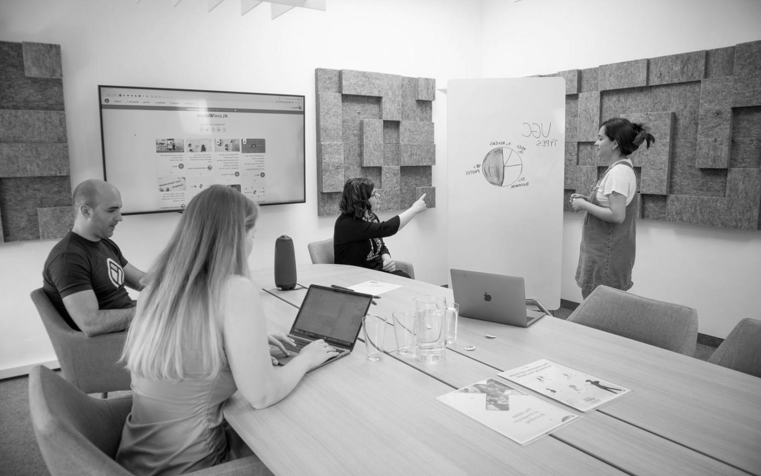 Participant analysant des données financières sur tablette lors d'un atelier de formation budgétaire